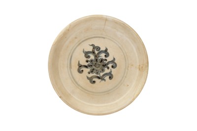 Lot 614 - A CHINESE BLUE AND WHITE 'FOLIATE' DISH