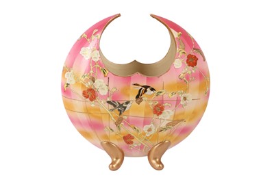 Lot 204 - A JAPANESE SATSUMA VASE, 20TH CENTURY