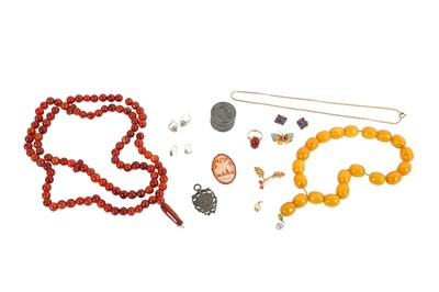 Lot 12 - A GROUP OF GOLD AND SILVER JEWELLERY