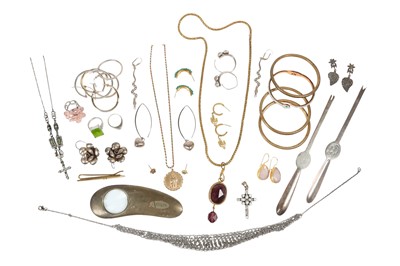 Lot 4 - A GROUP OF GOLD, SILVER AND COSTUME JEWELLERY