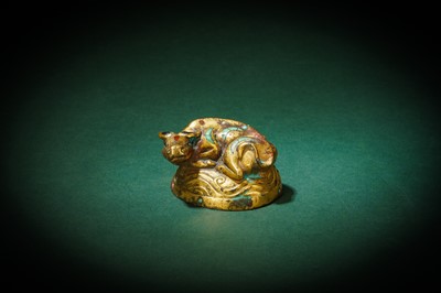 Lot 89 - A CHINESE INLAID GILT-BRONZE 'BUFFALO' MAT WEIGHT