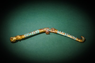 Lot 189 - A CHINESE TURQUOISE-INLAID GILT-BRONZE 'FELINE' BELT HOOK, DAIGOU