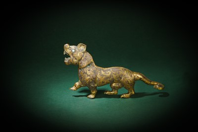Lot 110 - A CHINESE GOLD- AND SILVER-INLAID BRONZE 'TIGER' GARMENT HOOK, DAIGOU