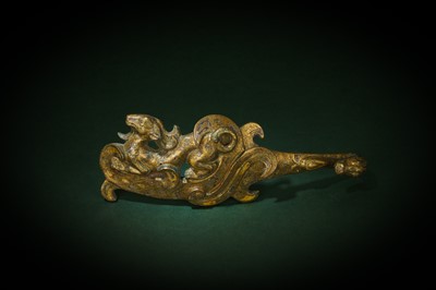 Lot 36 - A CHINESE INLAID GILT-BRONZE 'MYTHICAL BEAST' BELT HOOK, DAIGOU