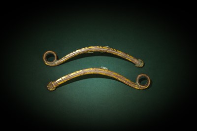 Lot 187 - A PAIR OF CHINESE GOLD- AND SILVER-INLAID HORSE BIT FITTINGS