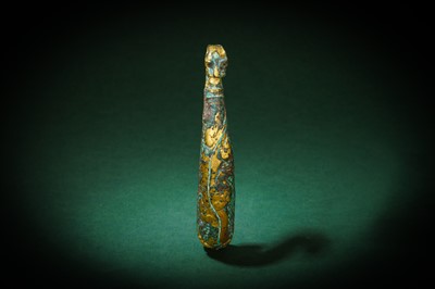 Lot 178 - A CHINESE TURQUOISE-INLAID GILT-BRONZE 'DRAGON' BELT HOOK, DAIGOU