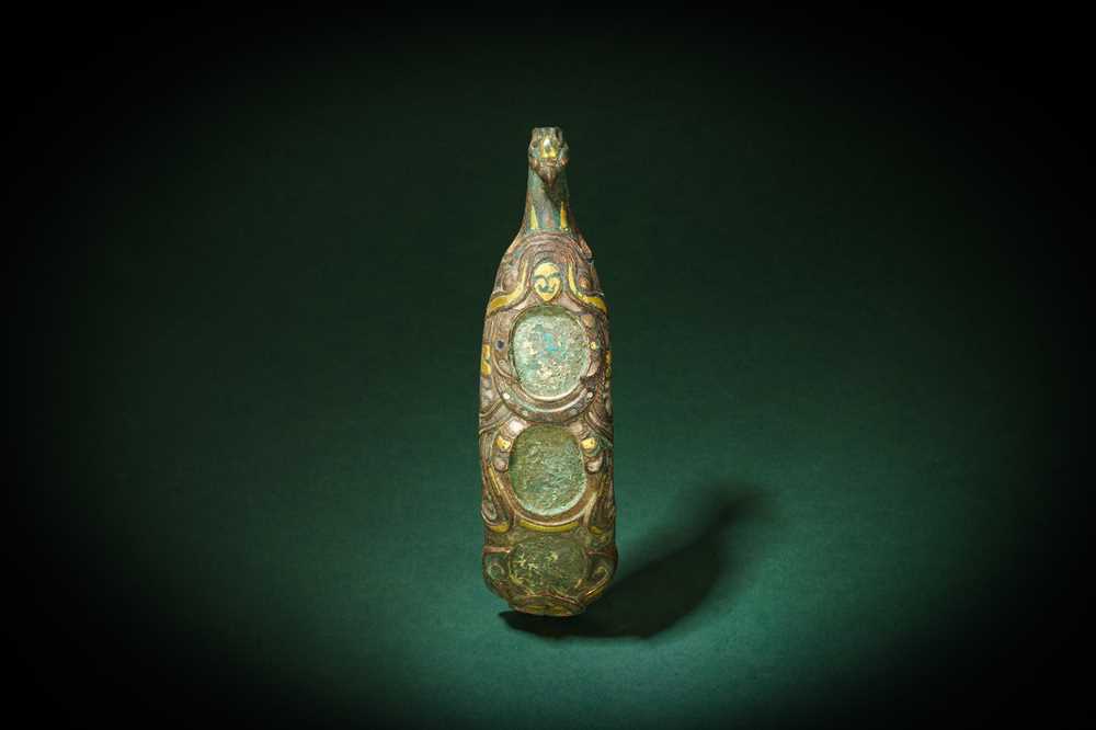 Lot 498 - A CHINESE GOLD- AND SILVER-INLAID BRONZE 'PHOENIX' GARMENT HOOK, DAIGOU
