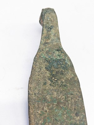 Lot 498 - A CHINESE GOLD- AND SILVER-INLAID BRONZE 'PHOENIX' GARMENT HOOK, DAIGOU