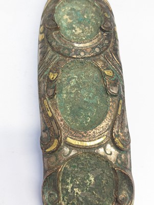 Lot 498 - A CHINESE GOLD- AND SILVER-INLAID BRONZE 'PHOENIX' GARMENT HOOK, DAIGOU