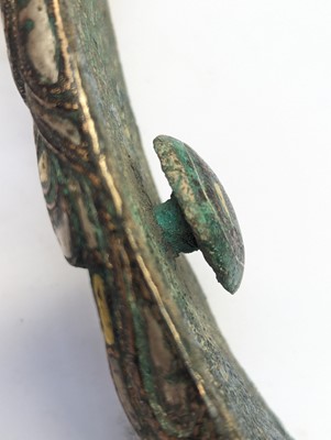 Lot 498 - A CHINESE GOLD- AND SILVER-INLAID BRONZE 'PHOENIX' GARMENT HOOK, DAIGOU