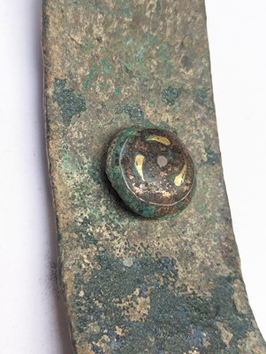Lot 498 - A CHINESE GOLD- AND SILVER-INLAID BRONZE 'PHOENIX' GARMENT HOOK, DAIGOU