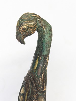 Lot 498 - A CHINESE GOLD- AND SILVER-INLAID BRONZE 'PHOENIX' GARMENT HOOK, DAIGOU