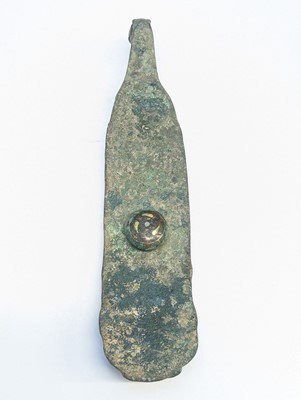 Lot 498 - A CHINESE GOLD- AND SILVER-INLAID BRONZE 'PHOENIX' GARMENT HOOK, DAIGOU
