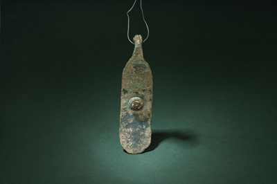 Lot 498 - A CHINESE GOLD- AND SILVER-INLAID BRONZE 'PHOENIX' GARMENT HOOK, DAIGOU