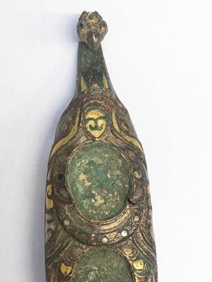 Lot 498 - A CHINESE GOLD- AND SILVER-INLAID BRONZE 'PHOENIX' GARMENT HOOK, DAIGOU