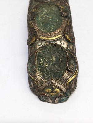 Lot 498 - A CHINESE GOLD- AND SILVER-INLAID BRONZE 'PHOENIX' GARMENT HOOK, DAIGOU