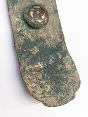Lot 498 - A CHINESE GOLD- AND SILVER-INLAID BRONZE 'PHOENIX' GARMENT HOOK, DAIGOU