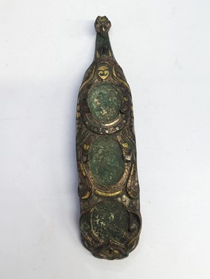 Lot 498 - A CHINESE GOLD- AND SILVER-INLAID BRONZE 'PHOENIX' GARMENT HOOK, DAIGOU