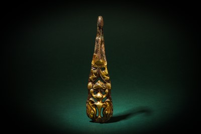 Lot 35 - A CHINESE PARCEL GILT BRONZE BELT HOOK, DAIGOU