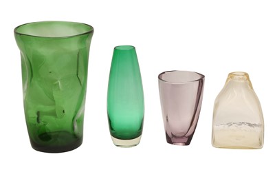 Lot 101 - A LARGE ITALIAN IMPOLI FOREST GREEN GLASS VASE, 1960S