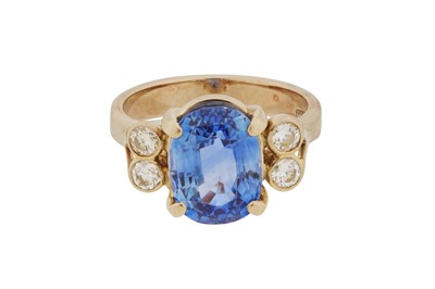Lot 36 - A SAPPHIRE AND DIAMOND RING