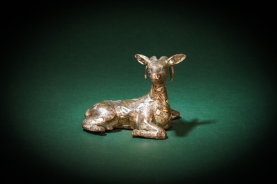 Lot 179 - A CHINESE GOLD- AND SILVER-INLAID BRONZE 'DEER' FIGURE