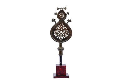 Lot 228 - AN OPENWORK ENGRAVED BRONZE PROCESSIONAL STANDARD ('ALAM) WITH SIX DRAGON HEADS
