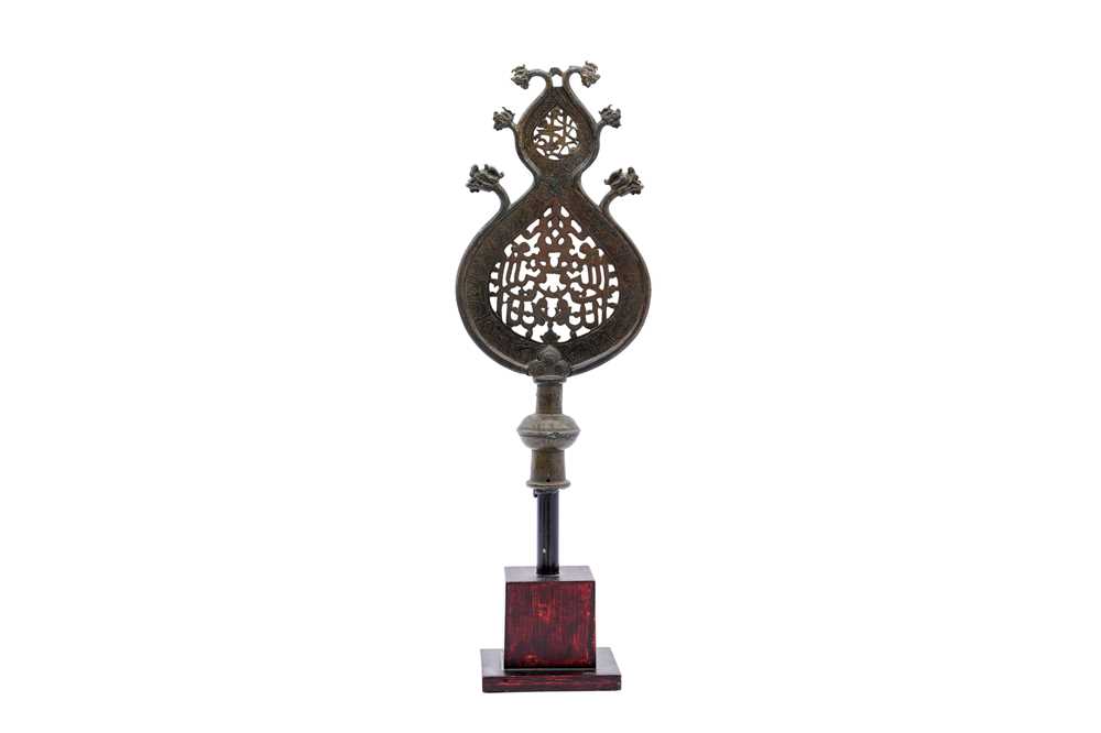 Lot 228 - AN OPENWORK ENGRAVED BRONZE PROCESSIONAL STANDARD ('ALAM) WITH SIX DRAGON HEADS