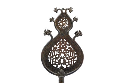 Lot 228 - AN OPENWORK ENGRAVED BRONZE PROCESSIONAL STANDARD ('ALAM) WITH SIX DRAGON HEADS