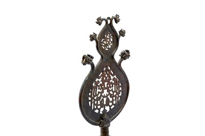 Lot 228 - AN OPENWORK ENGRAVED BRONZE PROCESSIONAL STANDARD ('ALAM) WITH SIX DRAGON HEADS