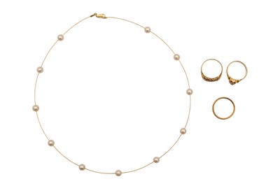 Lot 21 - THREE RINGS AND A NECKLACE