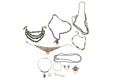 Lot 90 - A GROUP OF SILVER AND COSTUME JEWELLERY