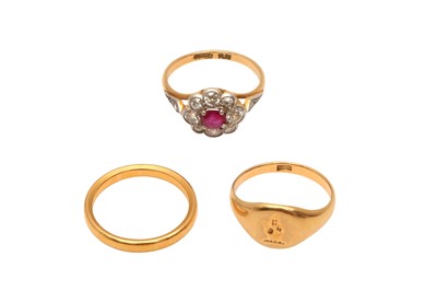 Lot 66 - A WEDDING BAND AND 2 RINGS