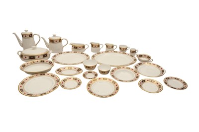 Lot 229 - A ROYAL CROWN DERBY 'DERBY BORDER' PATTERN DINNER SERVICE