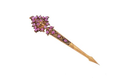 Lot 162 - A SRI LANKAN GEM-SET PARCEL-GILT SILVER HAIRPIN (KONDAKOORA)