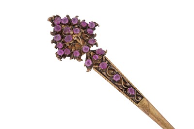 Lot 162 - A SRI LANKAN GEM-SET PARCEL-GILT SILVER HAIRPIN (KONDAKOORA)