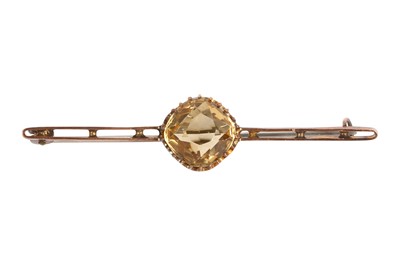 Lot 61 - A CITRINE BROOCH