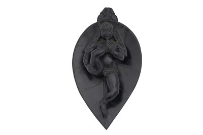 Lot 118 - A CARVED BLACK STEATITE FIGURINE OF BAL KRISHNA SUCKING HIS TOE