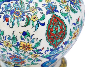 Lot 405 - AN IZNIK-STYLE POLYCHROME-PAINTED SAMSON POTTERY SPOUTED EWER
