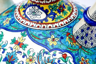 Lot 405 - AN IZNIK-STYLE POLYCHROME-PAINTED SAMSON POTTERY SPOUTED EWER