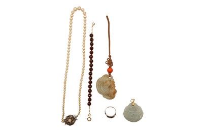 Lot 83 - A GROUP OF SILVER, JADE, AND COSTUME JEWELLERY