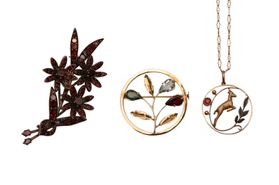 Lot 78 - A NECKLACE AND TWO BROOCHES