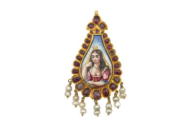 Lot 46 - A QAJAR POLYCHROME-PAINTED ENAMELLED, GEM-SET, AND CAPARISONED GOLD PENDANT