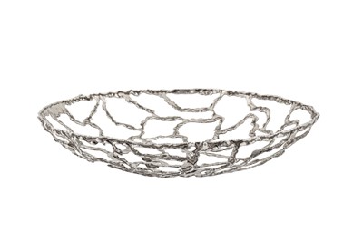 Lot 278 - An Elizabeth II contemporary sterling silver fruit bowl, London 1997 by Peter Morton Browne