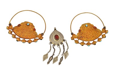 Lot 33 - A PAIR OF LARGE GILT-COPPER REVIVAL HOOP EARRINGS AND A WHITE METAL CARNELIAN-SET TURKMEN PENDANT