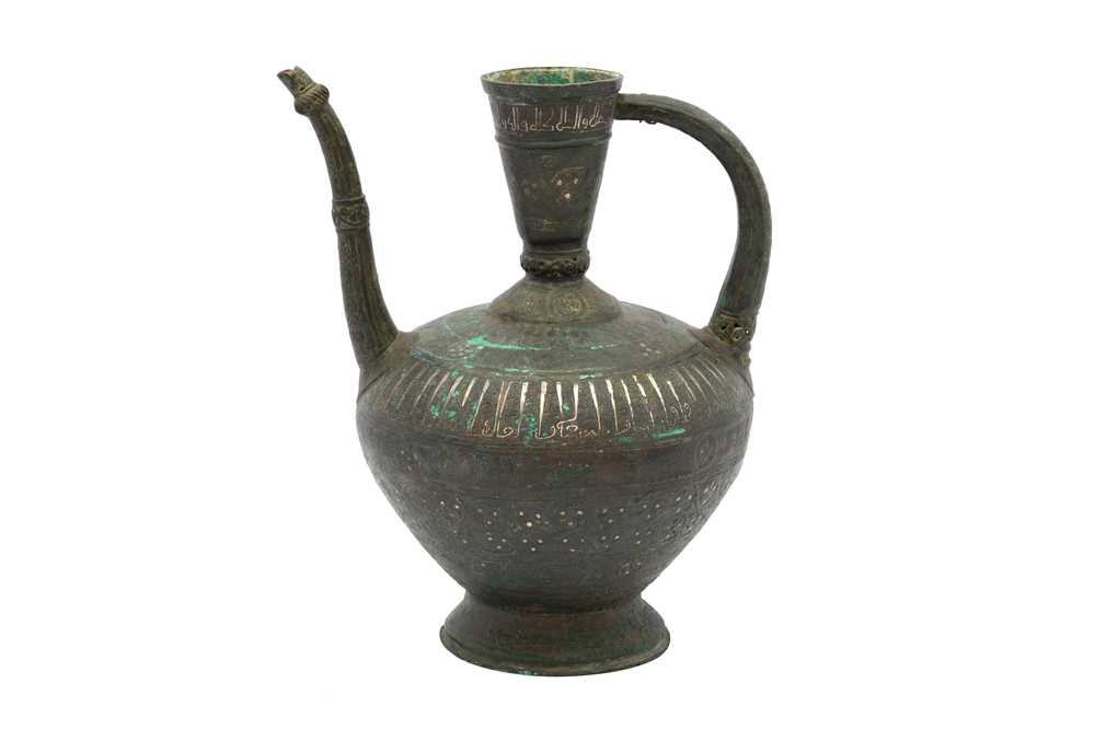 10 - AN IMPRESSIVE FINELY ENGRAVED SILVER-INLAID BRONZE CEREMONIAL SPOUTED EWER