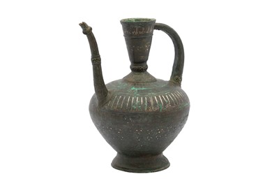 Lot 10 - AN IMPRESSIVE FINELY ENGRAVED SILVER-INLAID BRONZE CEREMONIAL SPOUTED EWER