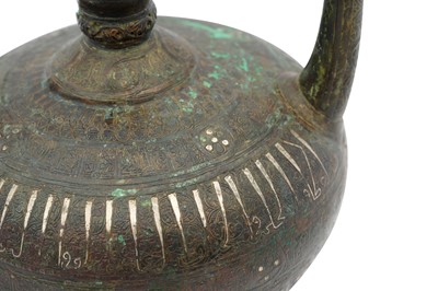 Lot 10 - AN IMPRESSIVE FINELY ENGRAVED SILVER-INLAID BRONZE CEREMONIAL SPOUTED EWER