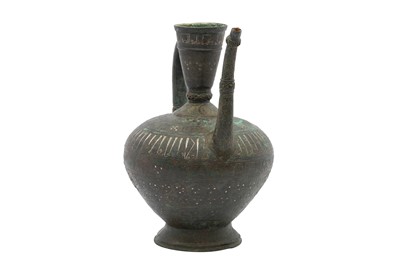 Lot 10 - AN IMPRESSIVE FINELY ENGRAVED SILVER-INLAID BRONZE CEREMONIAL SPOUTED EWER