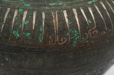 Lot 10 - AN IMPRESSIVE FINELY ENGRAVED SILVER-INLAID BRONZE CEREMONIAL SPOUTED EWER